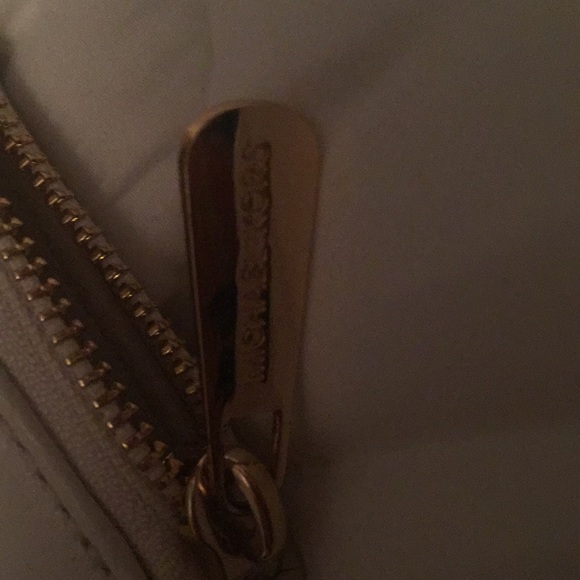 White Michael Kors Wallet with Gold zipper - Picture 3 of 4